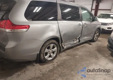 2012 Toyota Sienna Le V6 8 Passenger z USA, uszkodzony, nr VIN 5TDKK3DCXCS198323